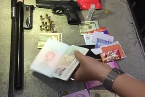 Cầm súng đi ‘dạo phố’, nam thanh niên bị kiểm tra