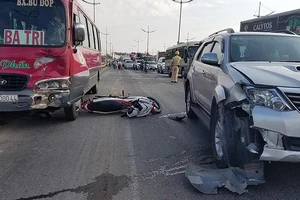 Tông liên hoàn ở Bình Chánh, 2 cha con thương vong