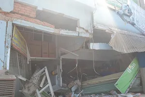 Container lao vào nhà dân ở quận 12, TP.HCM