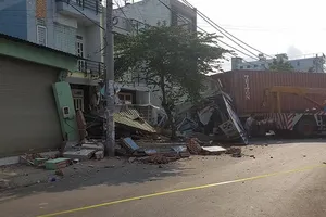 Container tông hàng loạt nhà ở Bình Tân