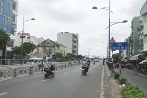 Xác định kẻ đâm nhiều người ở cầu Nguyễn Văn Cừ 