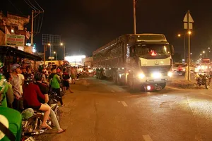 Hai người bị xe đầu kéo cán tử vong ở ngã tư An Sương