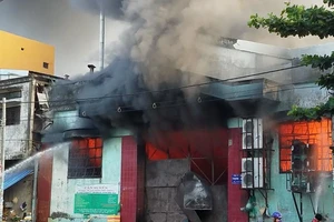 Cháy kho hàng ở Bình Tân, hàng trăm tiểu thương tháo chạy