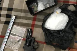 Bắt nhóm buôn ma túy thủ súng ở TP.HCM