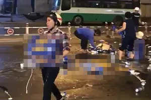 Tài xế làm rơi 10 thùng bia ở quận 1