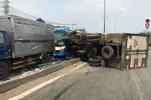 Xe tải tông dải phân cách, văng trúng ô tô khách tại quận 12