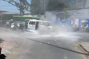 Xe cứu thương cháy ngùn ngụt ở quận 10