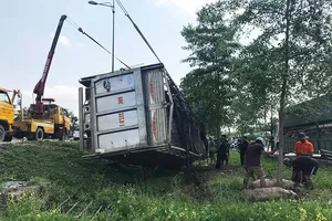 Xe lật ở đại lộ Phạm Văn Đồng, 60 con heo đổ ra đường