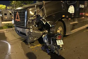 Thanh niên kéo loa kẹo kéo đi bán bị tai nạn tử vong