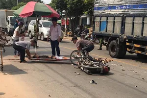 Tông trực diện xe tải, thanh niên tử vong tại chỗ ở Hóc Môn