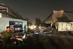 Xe ben kéo ngã trụ điện trung thế, nhiều nơi mất điện