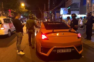 Tài xế thủ dao gần nửa mét lái siêu xe dạo phố quận 1