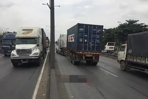 Một thanh niên nhiều lần lao vào ô tô đang chạy ở Thủ Đức