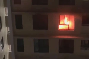 Cháy căn hộ chung cư quận 7, dân hoảng loạn tháo chạy