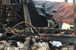 Cận cảnh vụ cháy hàng tấn tài liệu ở kho hồ sơ xe buýt