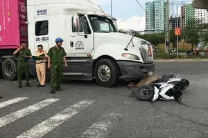 Xe container cán xe máy ở Thủ Đức làm hai phụ nữ thương vong