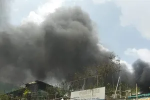 Cháy dữ dội ở bãi xe quận 10, mất điện cả vùng