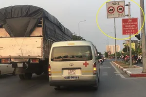 'Làm luật' cho xe tải đi vào giờ cấm ở TP.HCM