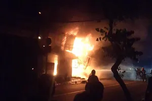 Lửa thiêu rụi 5 ki ốt ở Bình Tân