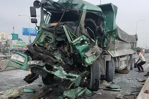 Xe ben tông ô tô tải, tài xế tử vong ở An Sương