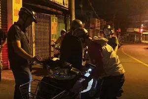 3 thanh niên thủ dao dạo phố ở Gò Vấp