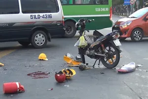 Tông xe máy vào xe cấp cứu, 2 thanh niên nguy kịch