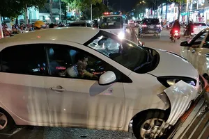 Xe buýt tông taxi công nghệ, nhiều hành khách hoảng hốt