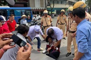 Quận 1: CSGT phối hợp cứu người gặp tai nạn