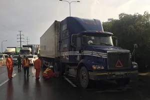 1 người quốc tịch Mỹ bị cotnainer cán tử vong ở Xa lộ Hà Nội