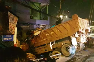 Xe ben tông sập nhà ở cầu Chánh Hưng, nhiều người thoát chết