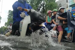 Mưa lớn, nhiều tuyến đường ngập nặng ngày cuối tuần