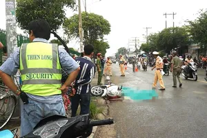 Té ngã giữa đường, người phụ nữ bị xe tải cán chết