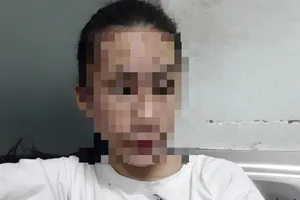 Giả gái 'nhặt giùm' túi Gucci ở siêu thị