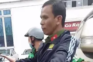 Bị phát hiện trộm xe máy liền cởi áo 'khoe' mình là cảnh sát