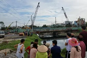 Thi thể 1 phụ nữ dưới kênh nước đen ở Bình Tân