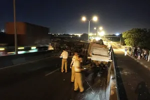 Cầu Phú Mỹ tê liệt nhiều giờ vì xe tải lật