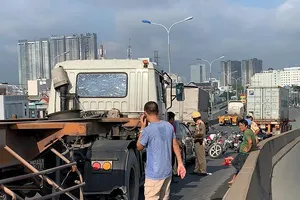 Tông liên hoàn trên cầu Phú Mỹ, kẹt xe từ sáng đến trưa