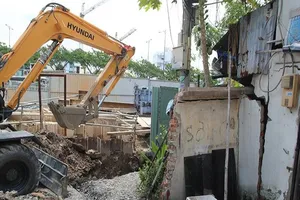 Sụt lún công trình kênh Tàu Hủ - Bến Nghé, một nhà dân sơ tán