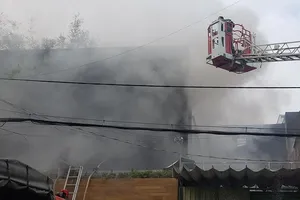 Cháy công ty ở Bình Tân, bà bồng cháu leo lan can thoát nạn