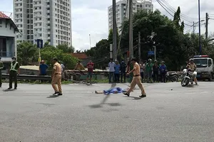 Container cán chết người phụ nữ ở vòng xoay Mỹ Thủy