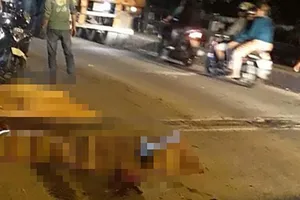 Mẹ ôm con gái bị tai nạn giao thông ở đường Nguyễn Duy Trinh