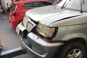 Ô tô tông nhiều xe máy, 2 người nhập viện