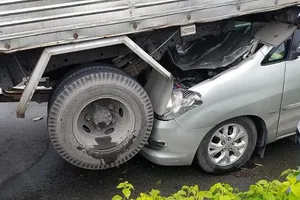 Tông liên hoàn ở Bình Tân, xe bảy chỗ lọt vào đuôi ô tô tải