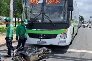 Va chạm xe giường nằm, 2 người bị thương ở Thủ Đức