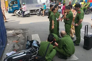 Taxi va chạm làm 2 người thương vong ở Tân Phú rồi bỏ trốn