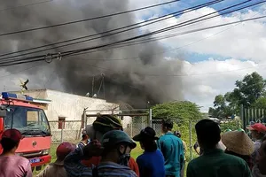 Xưởng phế liệu hàng trăm mét vuông ở Bình Chánh phát hỏa