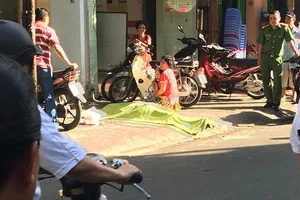 Mẹ gào khóc bên thi thể con trai rơi lầu ở quận 5