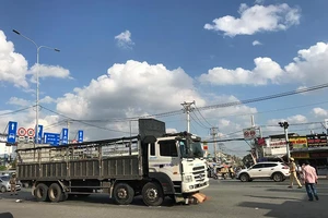 Cúp đầu xe tải, người đàn ông chết thảm ở quận 12