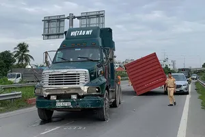Thùng container rơi trúng ô tô trên đường dẫn cao tốc