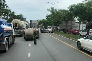 Cuộn thép 20 tấn lao trúng xe 4 chỗ trên đường Nguyễn Văn Linh